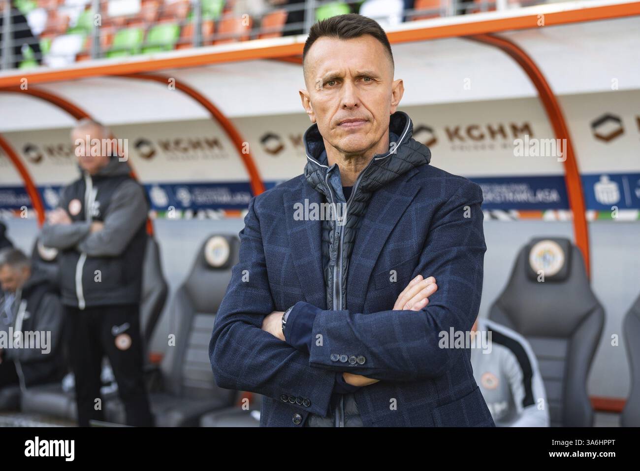 LUBIN, POLONIA - 16 MARZO 2025: Partita di calcio tra KGHM Zaglebie Lubin e Korona Kielce. Allenatore di Zaglebie Leszek Ojrzynski Foto Stock