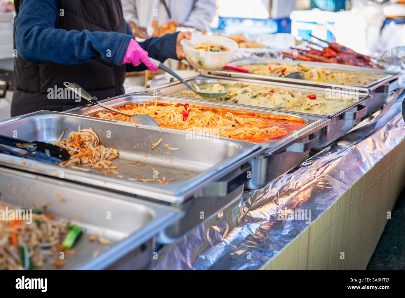 Delizioso mercato asiatico di Street food con piatti da asporto, cibo tailandese e camion di cibo Foto Stock