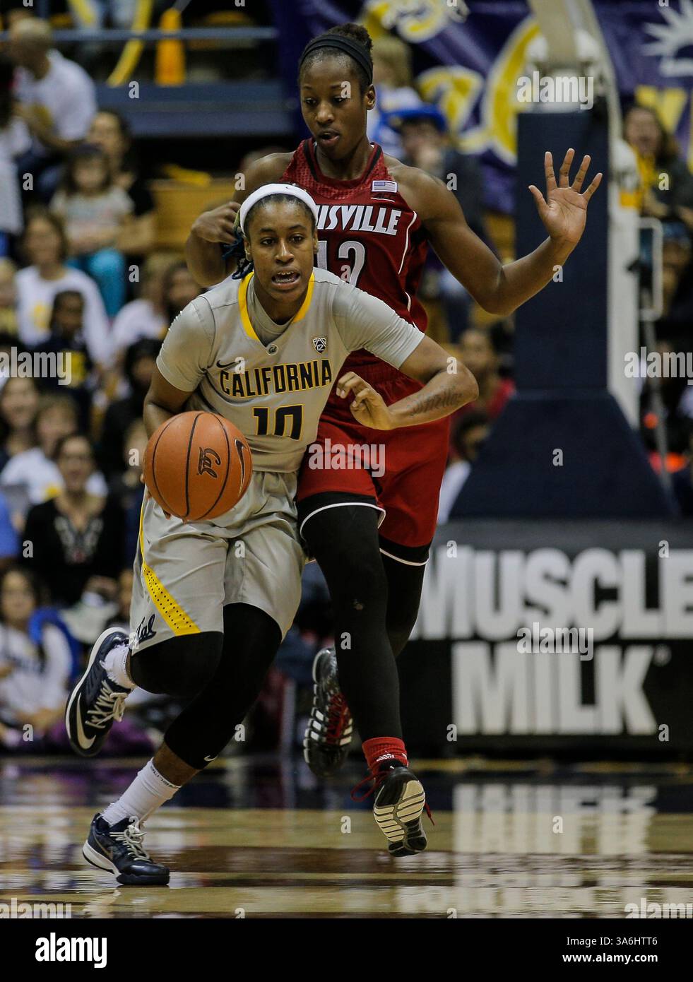 21 dic 2015 - Berkeley CA - California G # 10 Mercedes Jefflo prendi il rimbalzo da Louisville # 12 Shawnta' asciugatrice in una pausa veloce durante la partita di basket femminile NCAA tra i Louisville Cardinals e i California Golden Bears 57-70 persi all'Hass Pavilion Berkeley California. (Immagine di credito: © Thurman James/Cal Sport Media/ZUMAPRESS.com) Foto Stock
