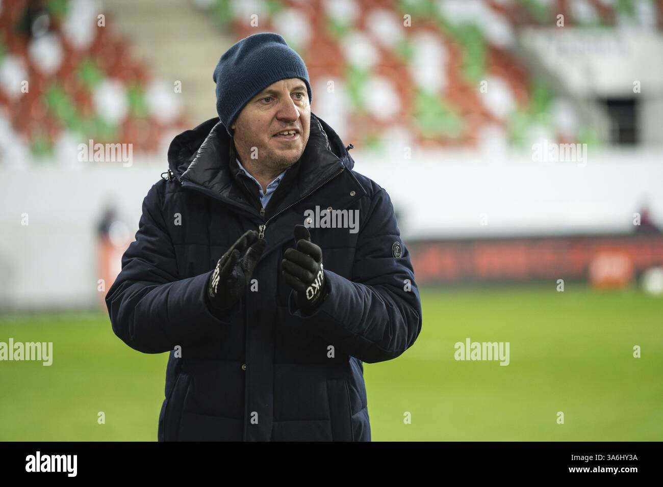 LUBIN, POLONIA - 1 MARZO 2025: Partita di calcio tra KGHM Zaglebie Lubin e Piast Gliwice. Capo allenatore del Piast Aleksandar Vukovic Foto Stock