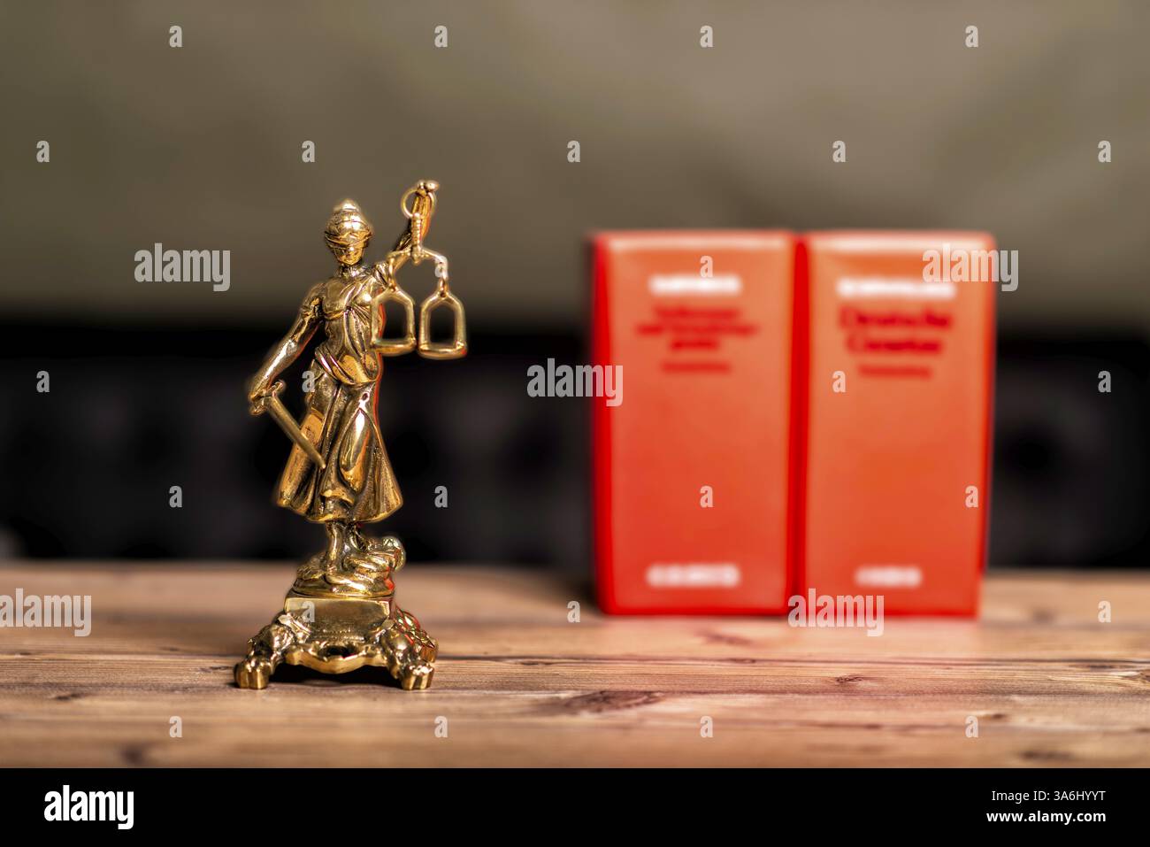 Statua di Lady Justice, dea Justitia, sulla scrivania dell'ufficio di un avvocato su libri Foto Stock