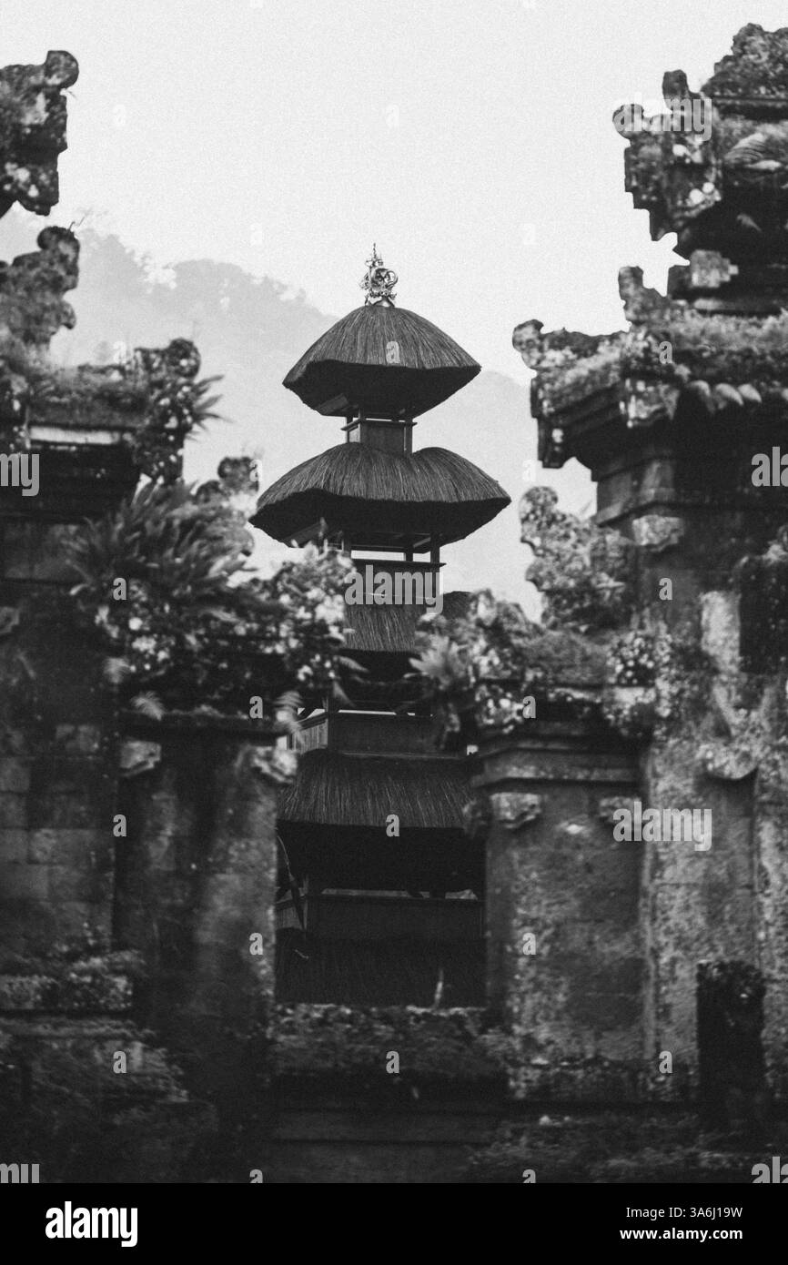 Foto in bianco e nero di un tradizionale tempio balinese con torri, Munduk, Sri Lanka, Asia Foto Stock