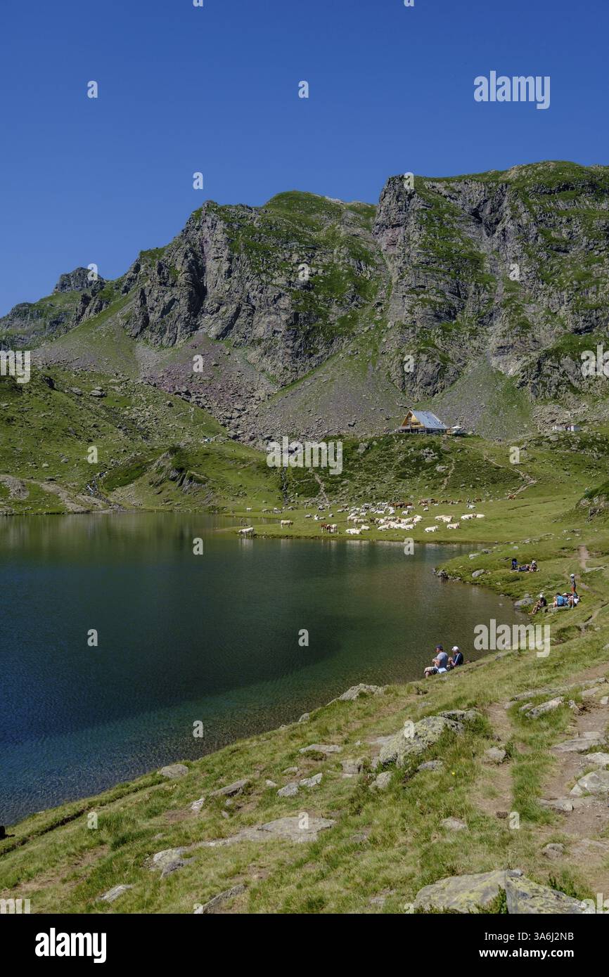 Escursione sul Lac Gentau, tour dei laghi Ayous, Parco Nazionale dei Pirenei, Pirenei Atlantiques, Francia, Europa Foto Stock