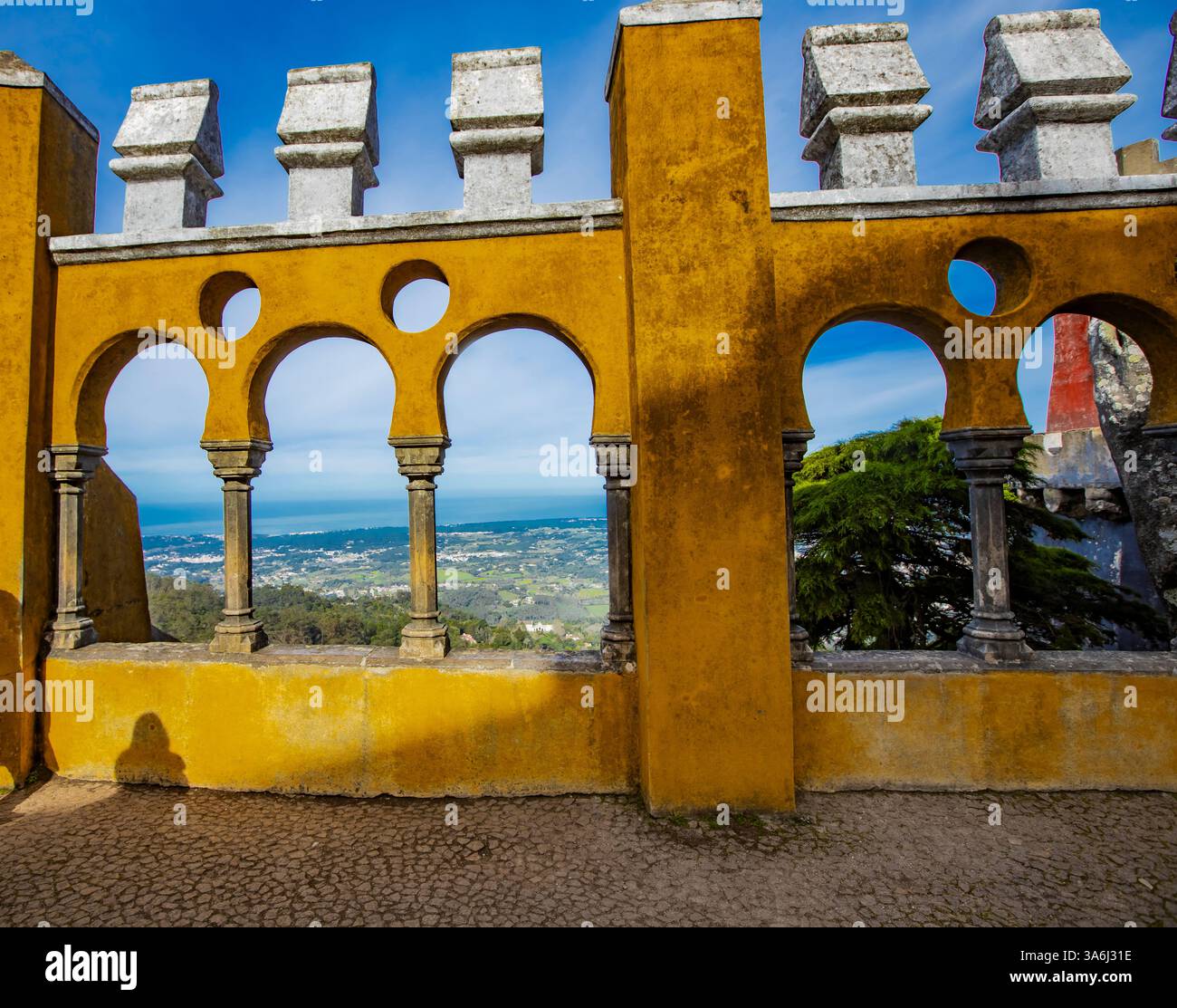 Accogliendo i visitatori con le sue splendide pareti gialle e i dettagli ornamentali, il Palazzo Nazionale di pena a Sintra, Portogallo, offre vedute mozzafiato del Foto Stock