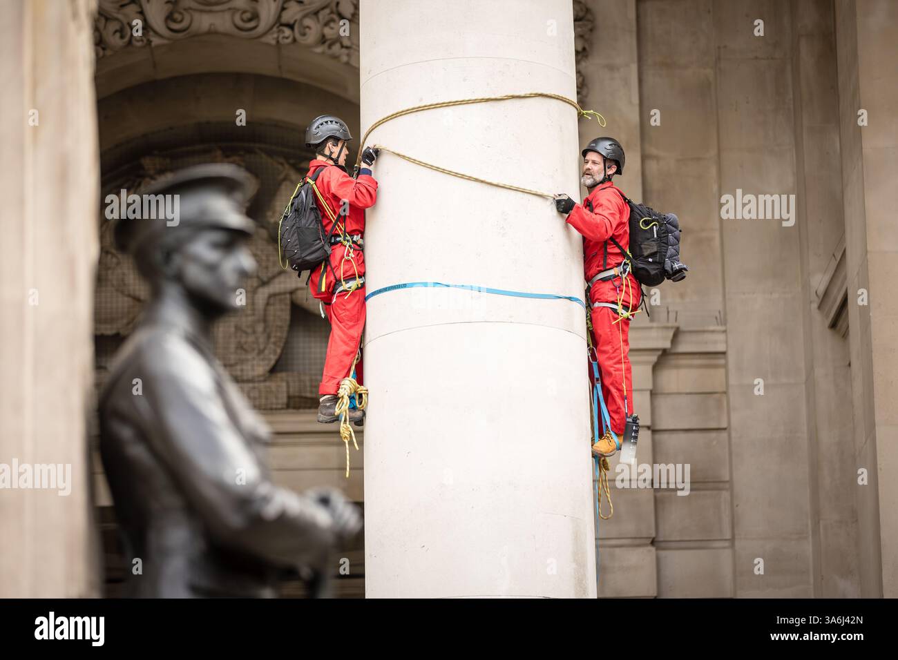 Londra, Regno Unito – 25 marzo 2025: Attivisti protestano al di fuori del Royal Exchange di Londra, prendendo di mira le principali compagnie assicurative per il loro presunto coinvolgimento Foto Stock
