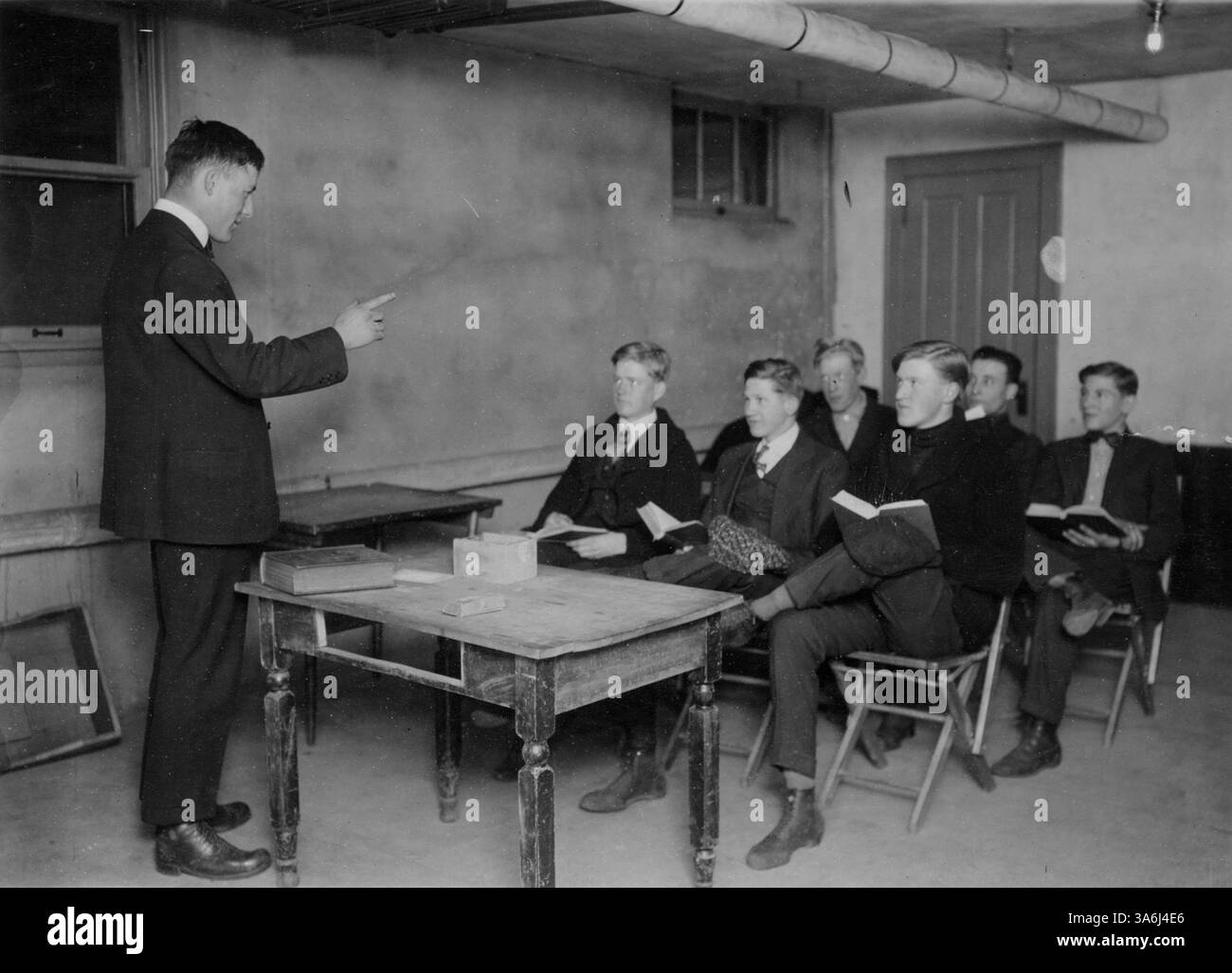 R.H. o'Brien insegnò inglese agli studenti italiani che frequentavano la scuola serale, aiutandoli ad adattarsi alla vita negli Stati Uniti migliorando le loro abilità linguistiche. Foto Stock