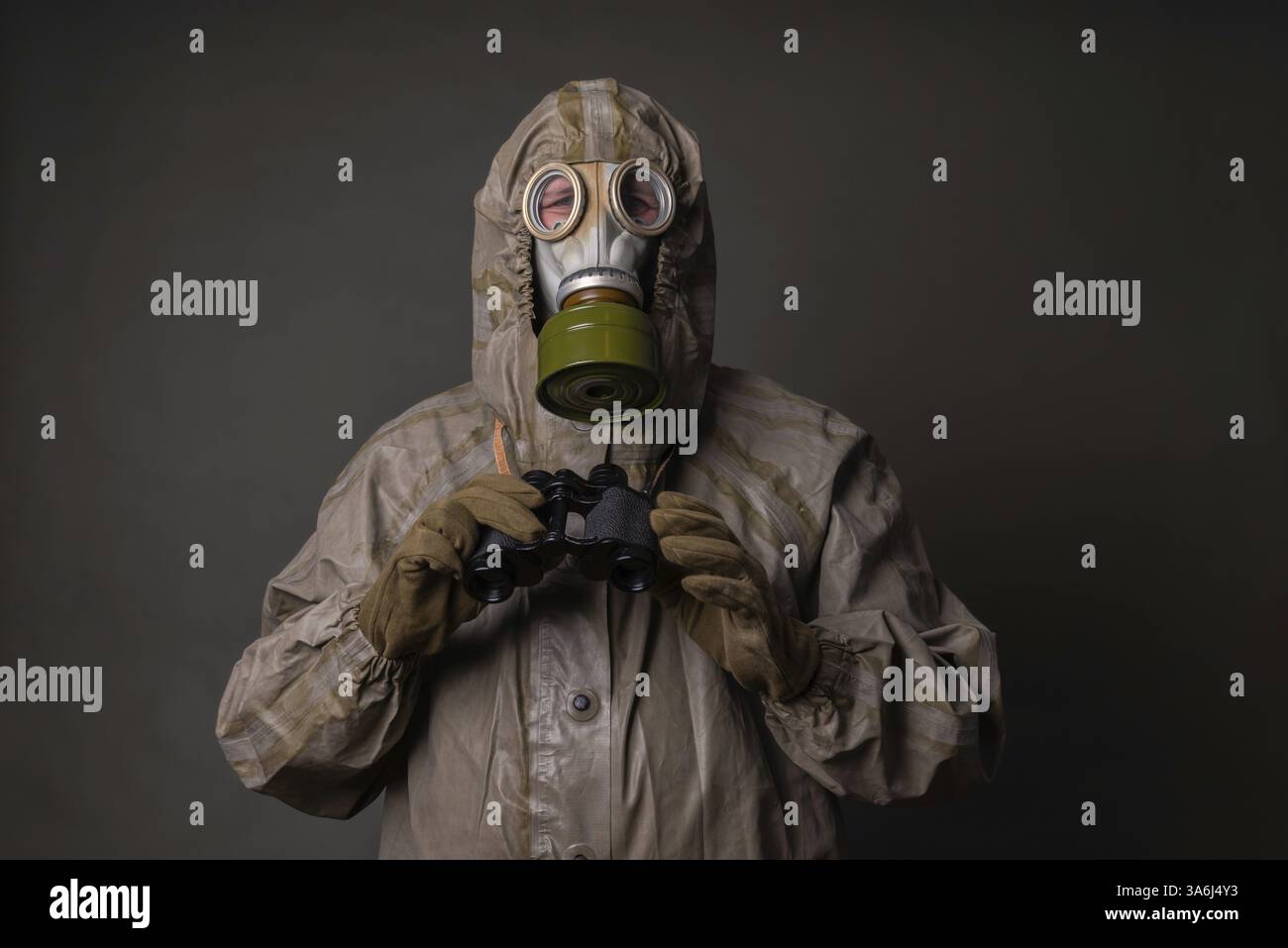 Soldato in una tuta protettiva con una maschera antigas durante un'esercitazione di disastro Foto Stock