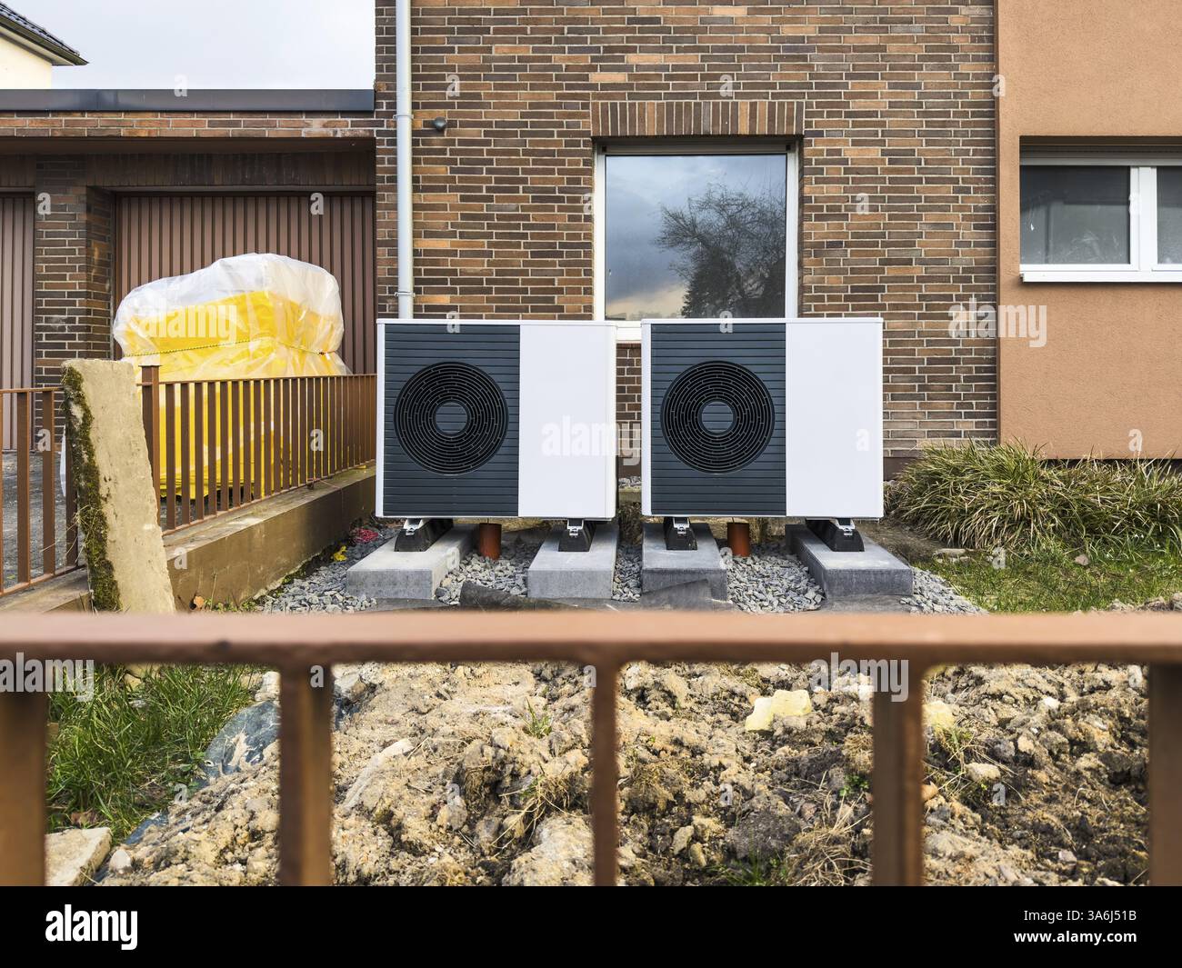 2 pompe di calore sono installate in un condominio in un giardino frontale, Hilden, Germania, Europa Foto Stock