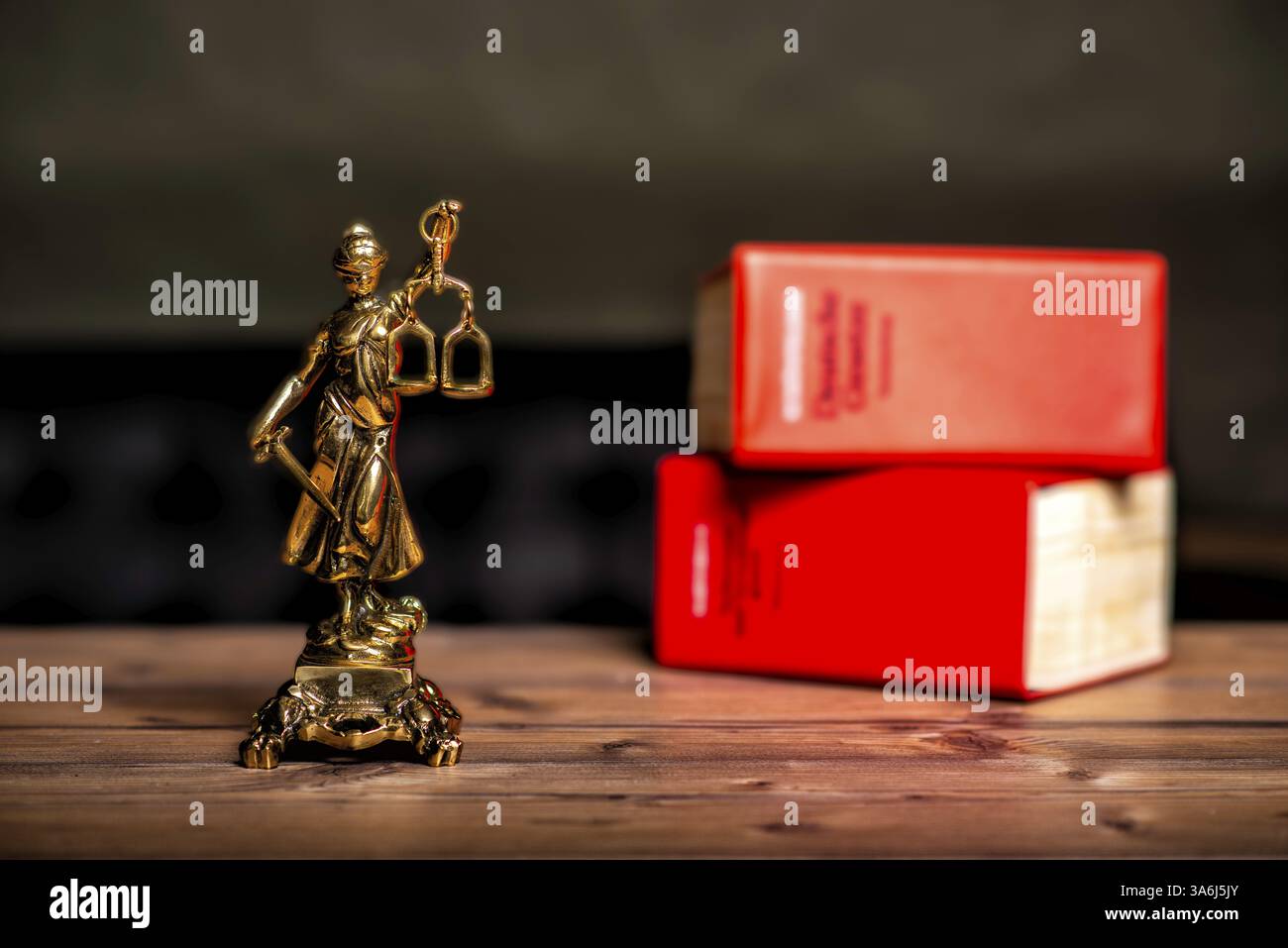Statua di Lady Justice, dea Justitia, sulla scrivania dell'ufficio di un avvocato su libri Foto Stock