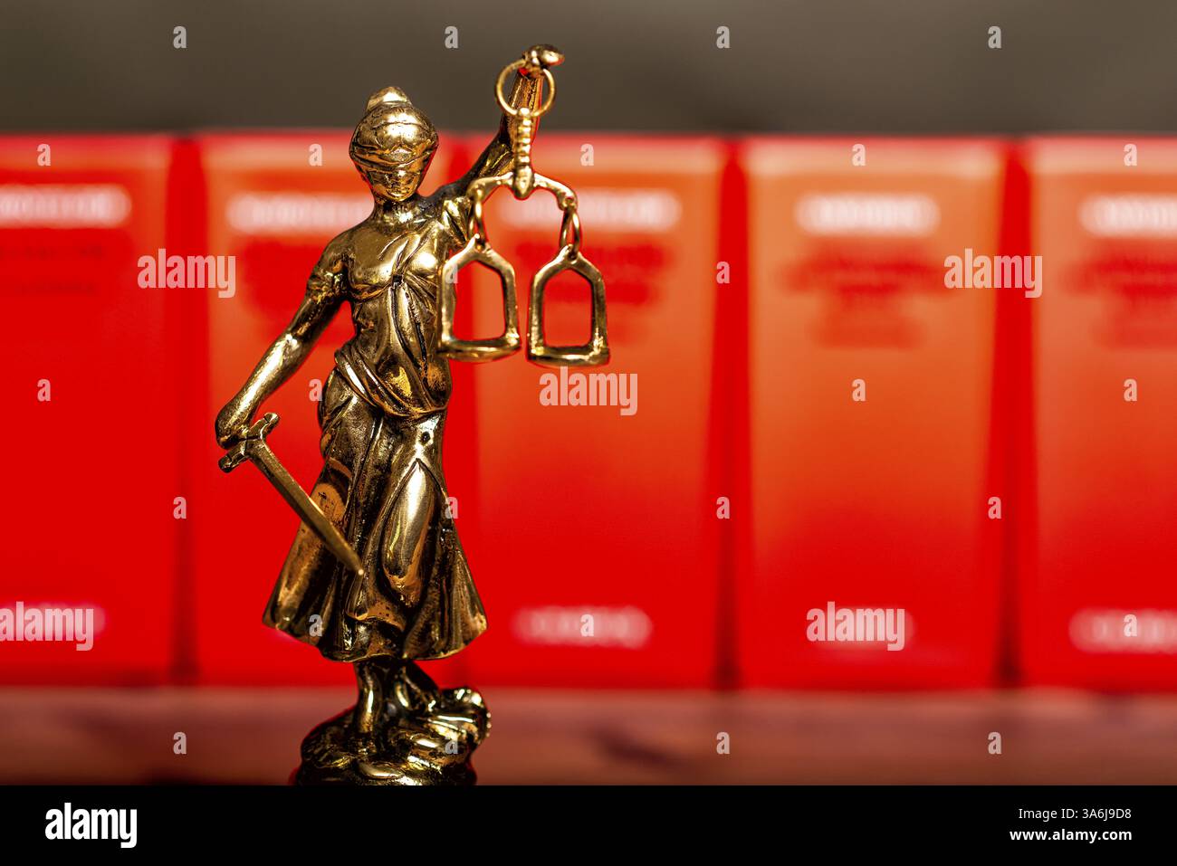 Statua di Lady Justice, dea Justitia, sulla scrivania dell'ufficio di un avvocato su libri Foto Stock