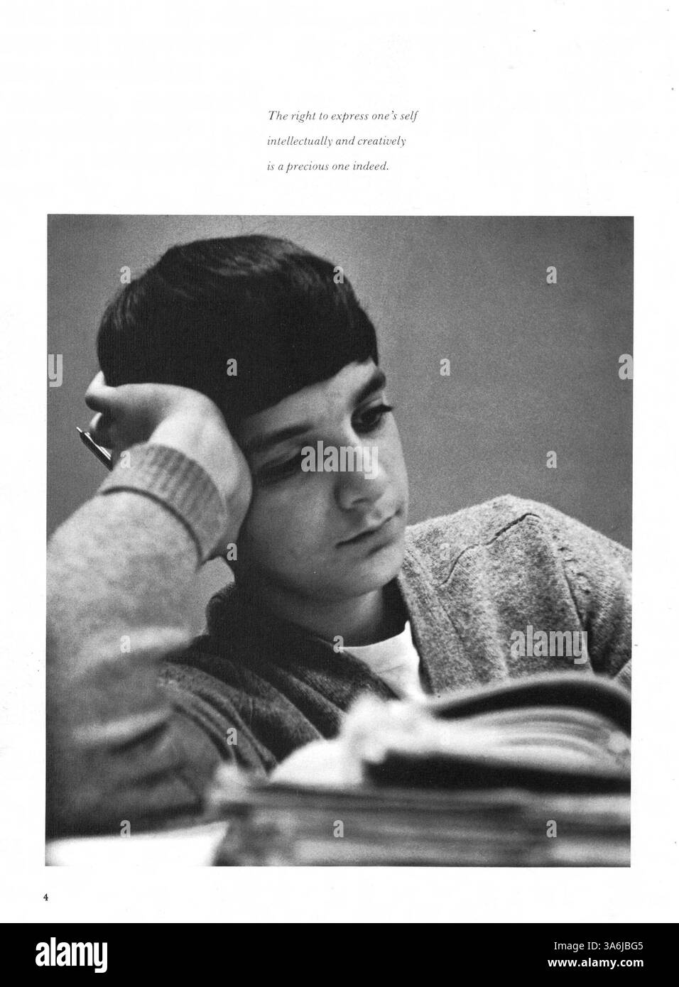 L'annuario "67 Villager" della St. Anthony Village High School riflette le principali attrazioni accademiche, atletiche ed extracurricolari dell'anno scolastico 1966-1967, offrendo un'istantanea della vita studentesca. Foto Stock