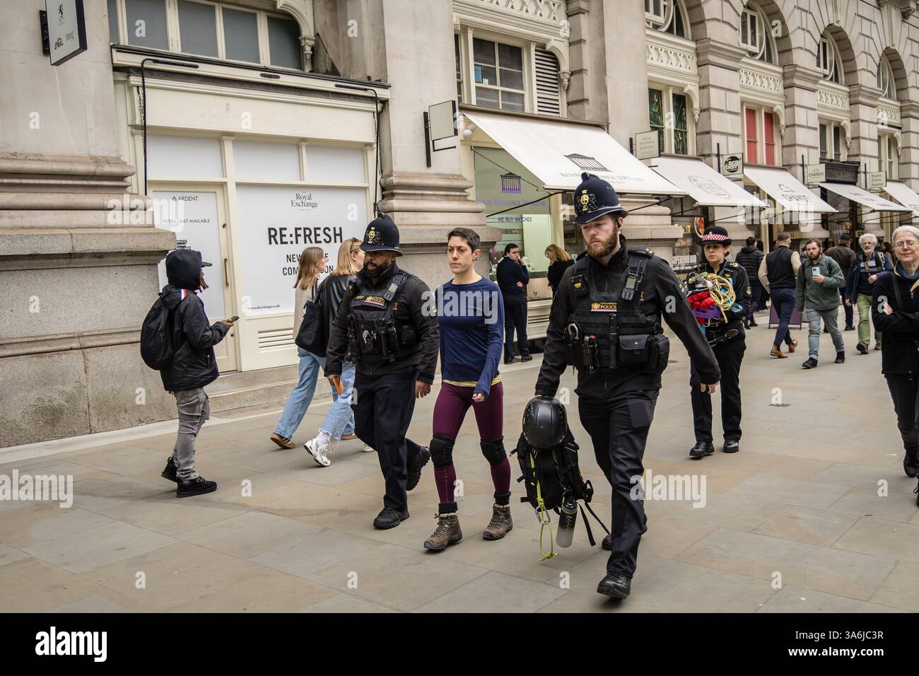 Londra, Regno Unito – 25 marzo 2025: Attivisti protestano al di fuori del Royal Exchange di Londra, prendendo di mira le principali compagnie assicurative per il loro presunto coinvolgimento Foto Stock