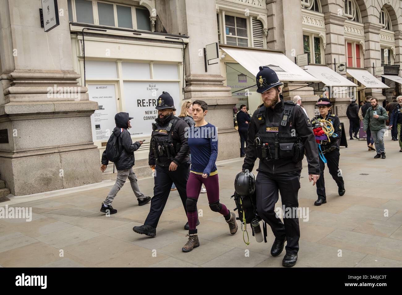 Londra, Regno Unito – 25 marzo 2025: Attivisti protestano al di fuori del Royal Exchange di Londra, prendendo di mira le principali compagnie assicurative per il loro presunto coinvolgimento Foto Stock