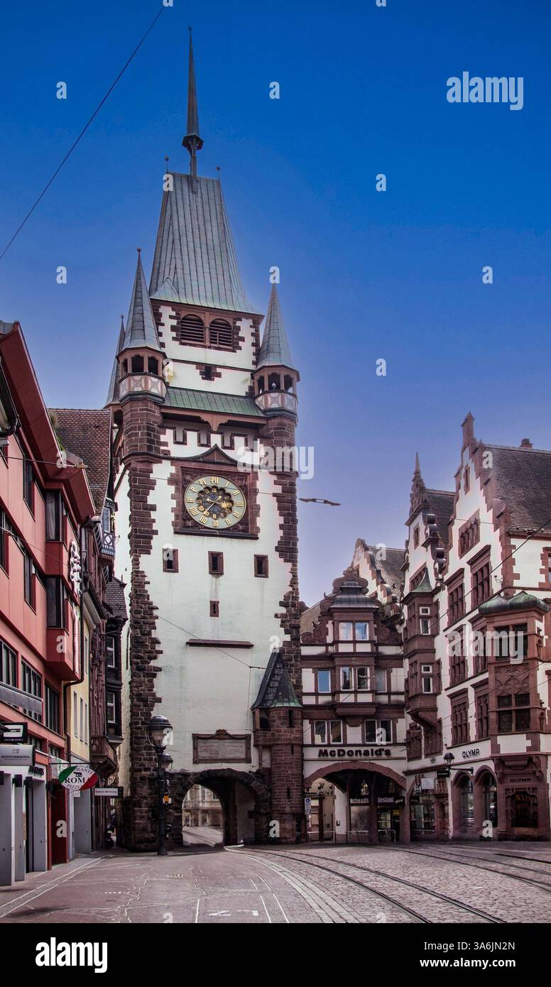 L'opera d'arte cattura una storica torre dell'orologio, a Friburgo, in Germania, il Martinstor o la porta Martins. Foto Stock
