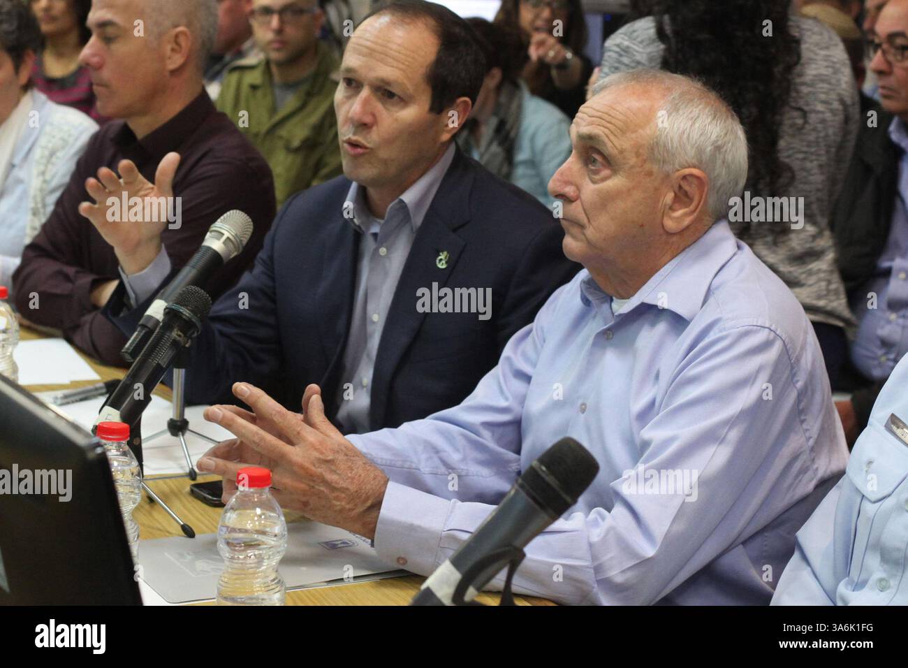 7 gennaio 2015 - Gerusalemme, ISR - il sindaco di Gerusalemme Nir Barkat, centro, parla con il ministro della pubblica sicurezza Yitzhak Aharonovitch, giusto, a un comunicato stampa mercoledì mattina, 7 gennaio 2015. Si trova in una stanza sotterranea dove le 400 telecamere di sorveglianza della città, di solito addestrate sui punti di infiammabilità degli scontri israelo-palestinesi, stanno ora aiutando a identificare gli alberi caduti e altri problemi legati alle tempeste. (Immagine di credito: © Daniella Cheslow/TNS/ZUMA Wire) Foto Stock