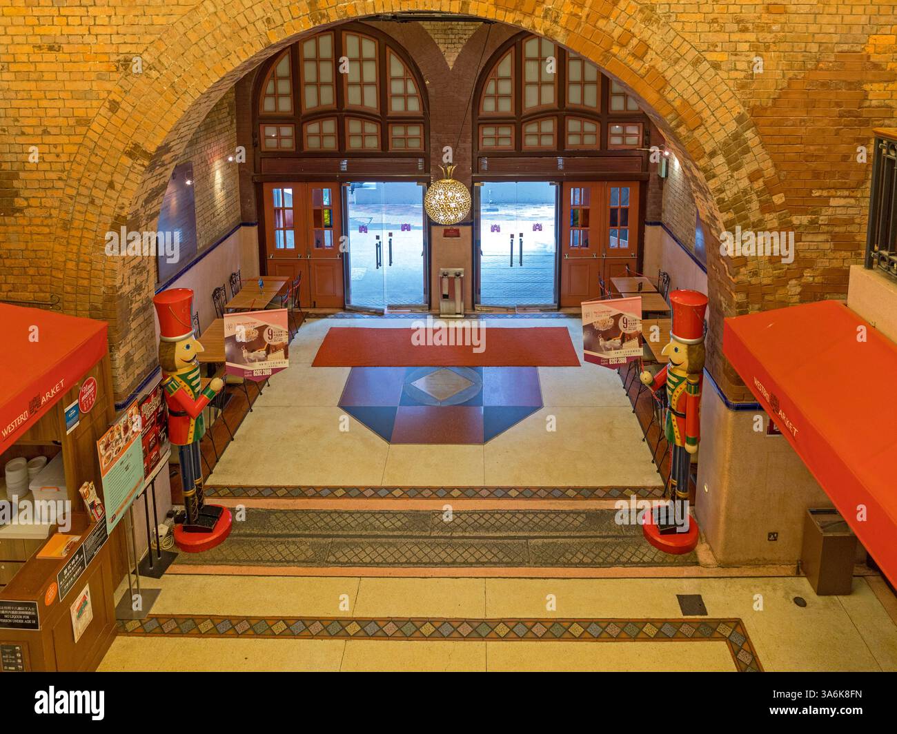 Hong Kong, Cina - 1° maggio 2017: Vista interna dell'ingresso allo storico Western Market Hall di Sheung Wan. Foto Stock