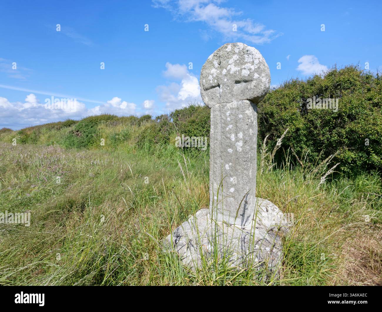 Predannack Cross, un incrocio medievale cristiano lungo un antico sentiero tra Mullion Cove e Predannack, Cornovaglia, Regno Unito, giugno 2024. Foto Stock