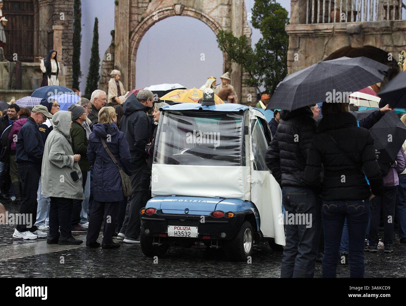 11 gennaio 2015 - Stato della città del Vaticano (Santa sede) - controllo della polizia prima e durante la preghiera di Papa Francesco angelus dalla finestra del Palazzo Apostolico in Piazza San Pietro in Vaticano. (Immagine di credito: © Evandro Inetti/ZUMA Wire) Foto Stock