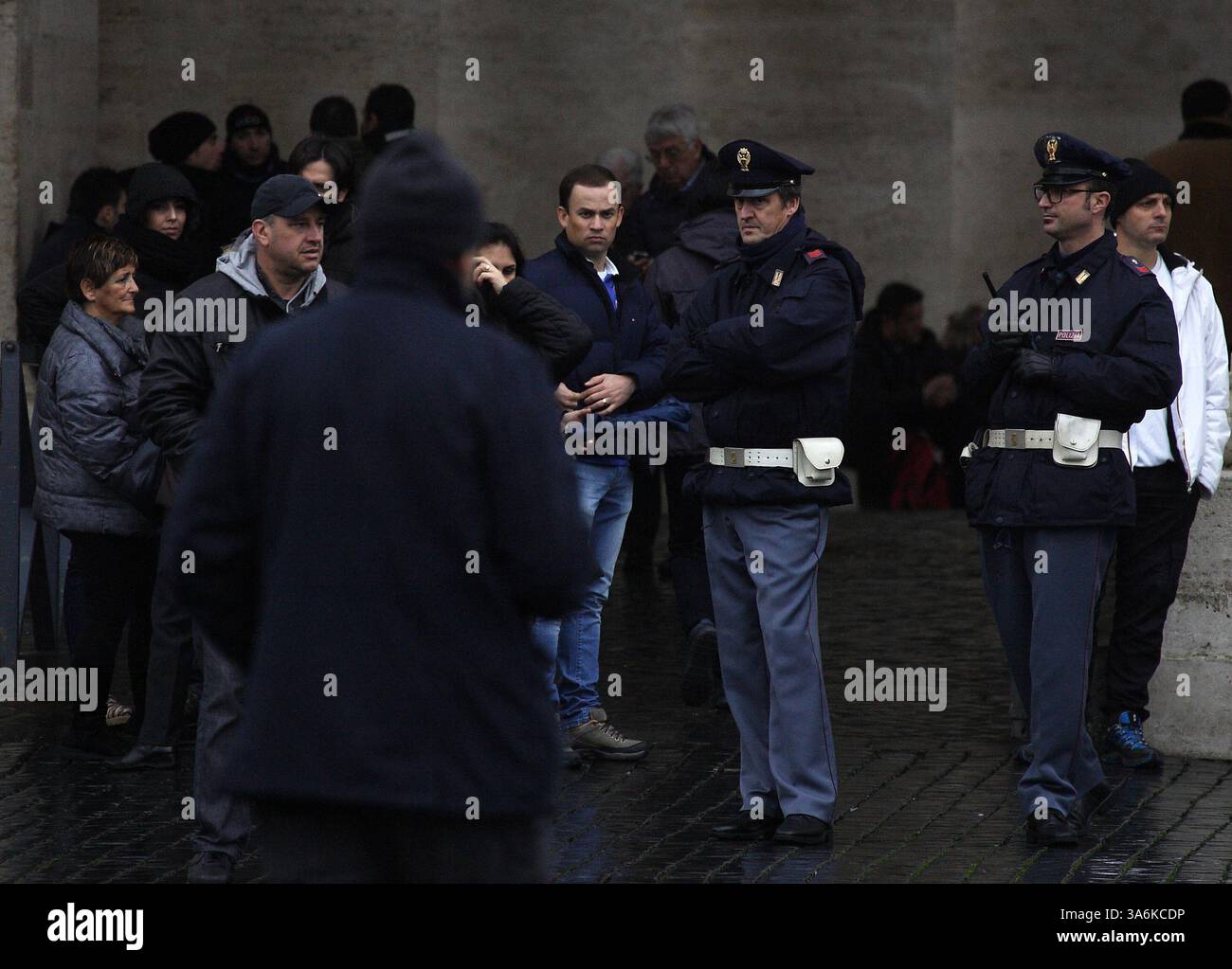 11 gennaio 2015 - Stato della città del Vaticano (Santa sede) - controllo della polizia prima e durante la preghiera di Papa Francesco angelus dalla finestra del Palazzo Apostolico in Piazza San Pietro in Vaticano. (Immagine di credito: © Evandro Inetti/ZUMA Wire) Foto Stock