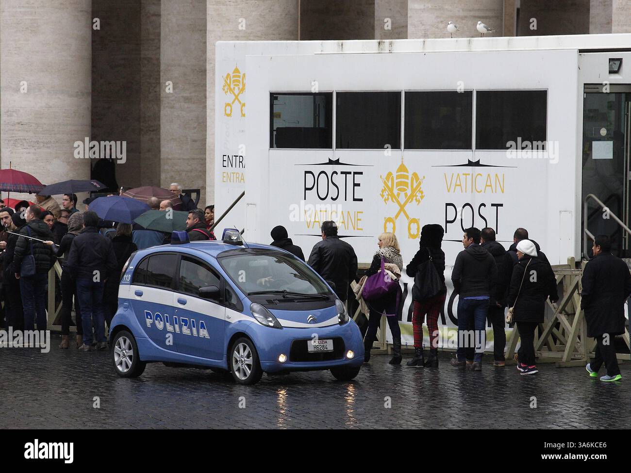 11 gennaio 2015 - Stato della città del Vaticano (Santa sede) - controllo della polizia prima e durante la preghiera di Papa Francesco angelus dalla finestra del Palazzo Apostolico in Piazza San Pietro in Vaticano. (Immagine di credito: © Evandro Inetti/ZUMA Wire) Foto Stock