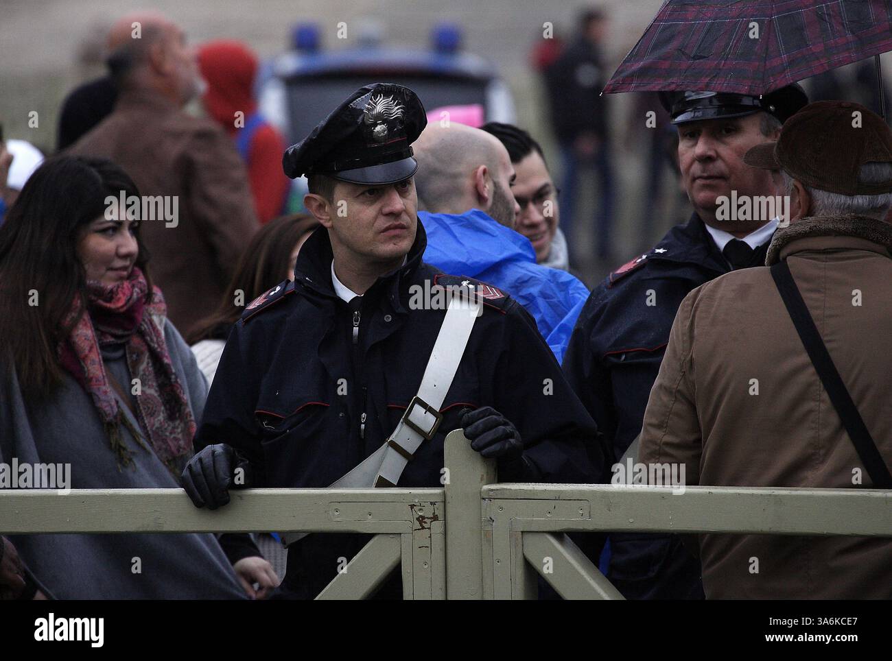 11 gennaio 2015 - Stato della città del Vaticano (Santa sede) - controllo della polizia prima e durante la preghiera di Papa Francesco angelus dalla finestra del Palazzo Apostolico in Piazza San Pietro in Vaticano. (Immagine di credito: © Evandro Inetti/ZUMA Wire) Foto Stock