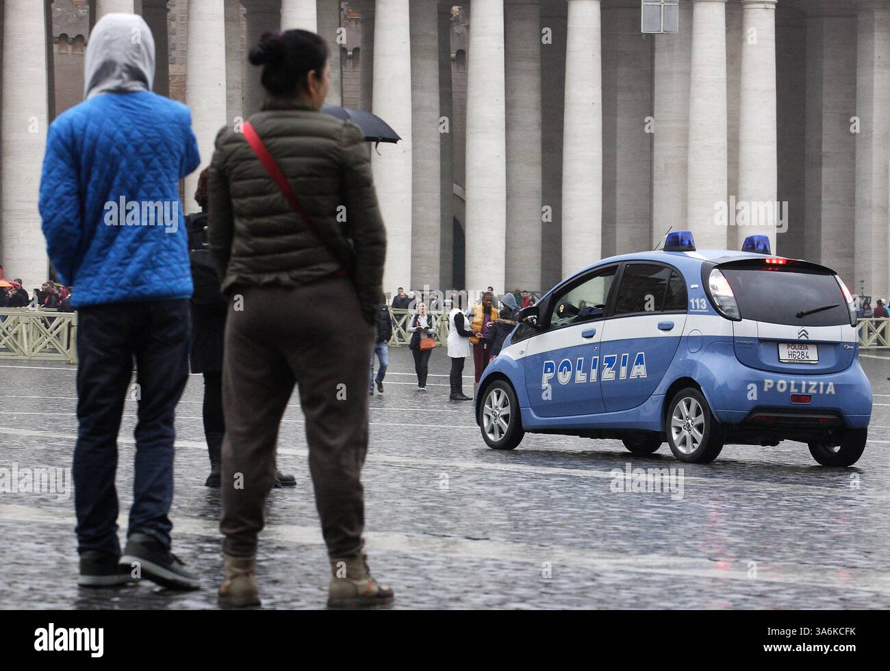 11 gennaio 2015 - Stato della città del Vaticano (Santa sede) - controllo della polizia prima e durante la preghiera di Papa Francesco angelus dalla finestra del Palazzo Apostolico in Piazza San Pietro in Vaticano. (Immagine di credito: © Evandro Inetti/ZUMA Wire) Foto Stock