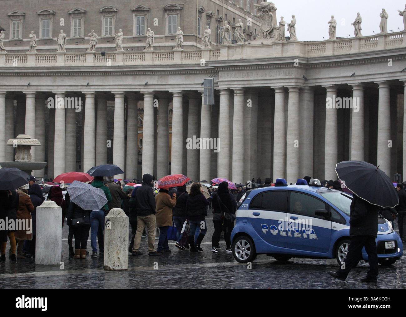 11 gennaio 2015 - Stato della città del Vaticano (Santa sede) - controllo della polizia prima e durante la preghiera di Papa Francesco angelus dalla finestra del Palazzo Apostolico in Piazza San Pietro in Vaticano. (Immagine di credito: © Evandro Inetti/ZUMA Wire) Foto Stock