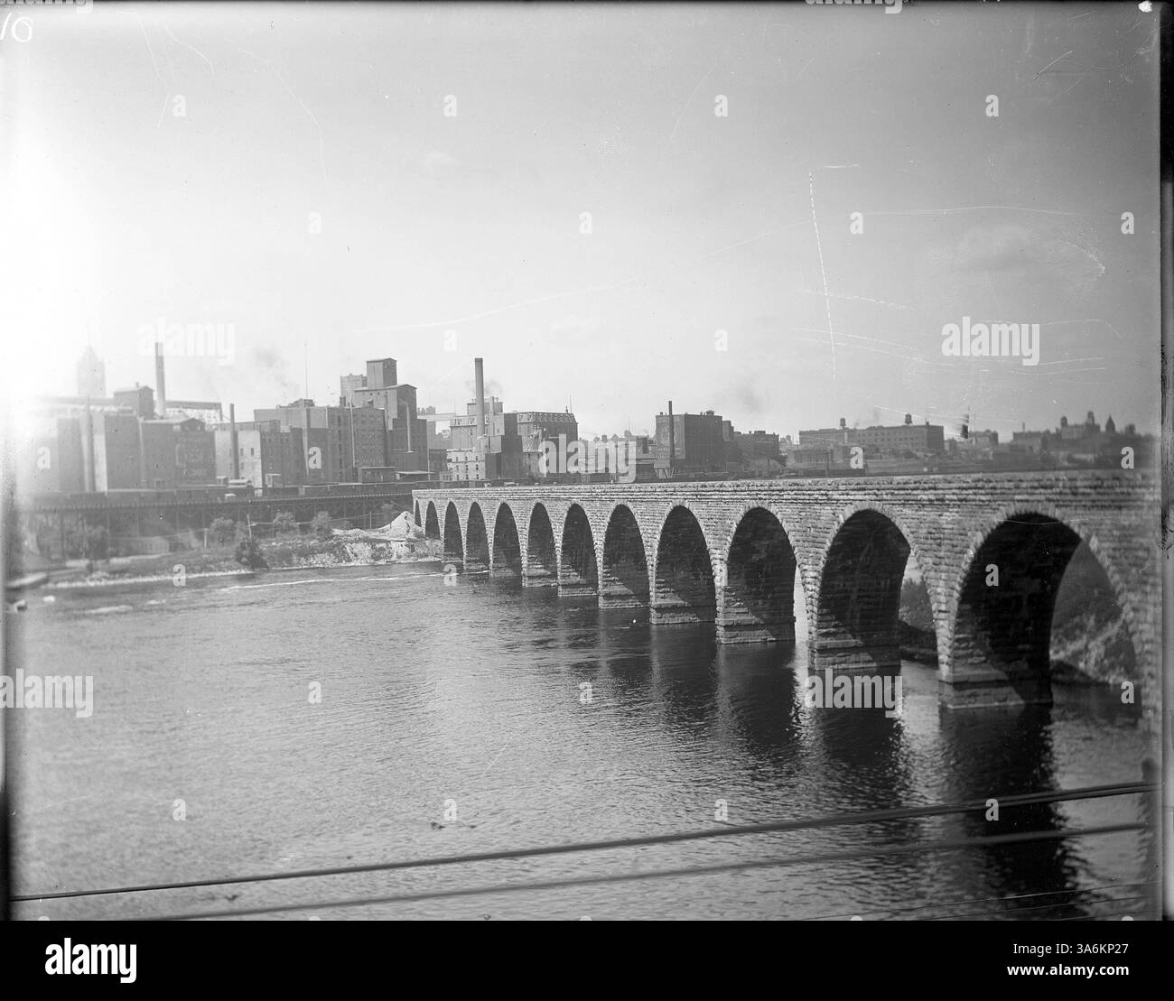 Lo Stone Arch Bridge, un punto di riferimento iconico a Minneapolis, è uno storico ponte ad arco in pietra che attraversa il fiume Mississippi, collegando il centro di Minneapolis al quartiere storico di St. Anthony Falls. Foto Stock