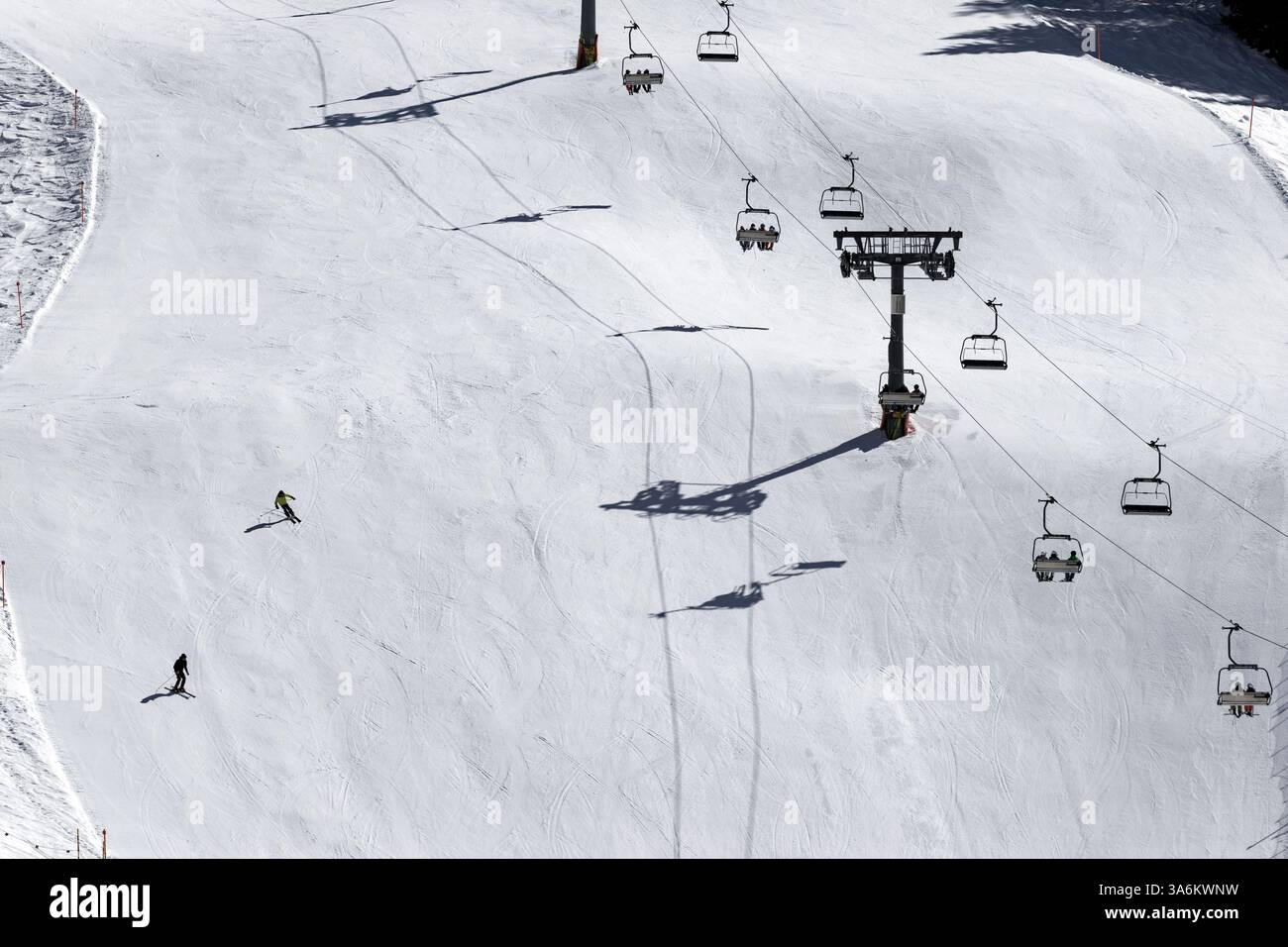 seggiovia e pista da sci nelle alpi Foto Stock