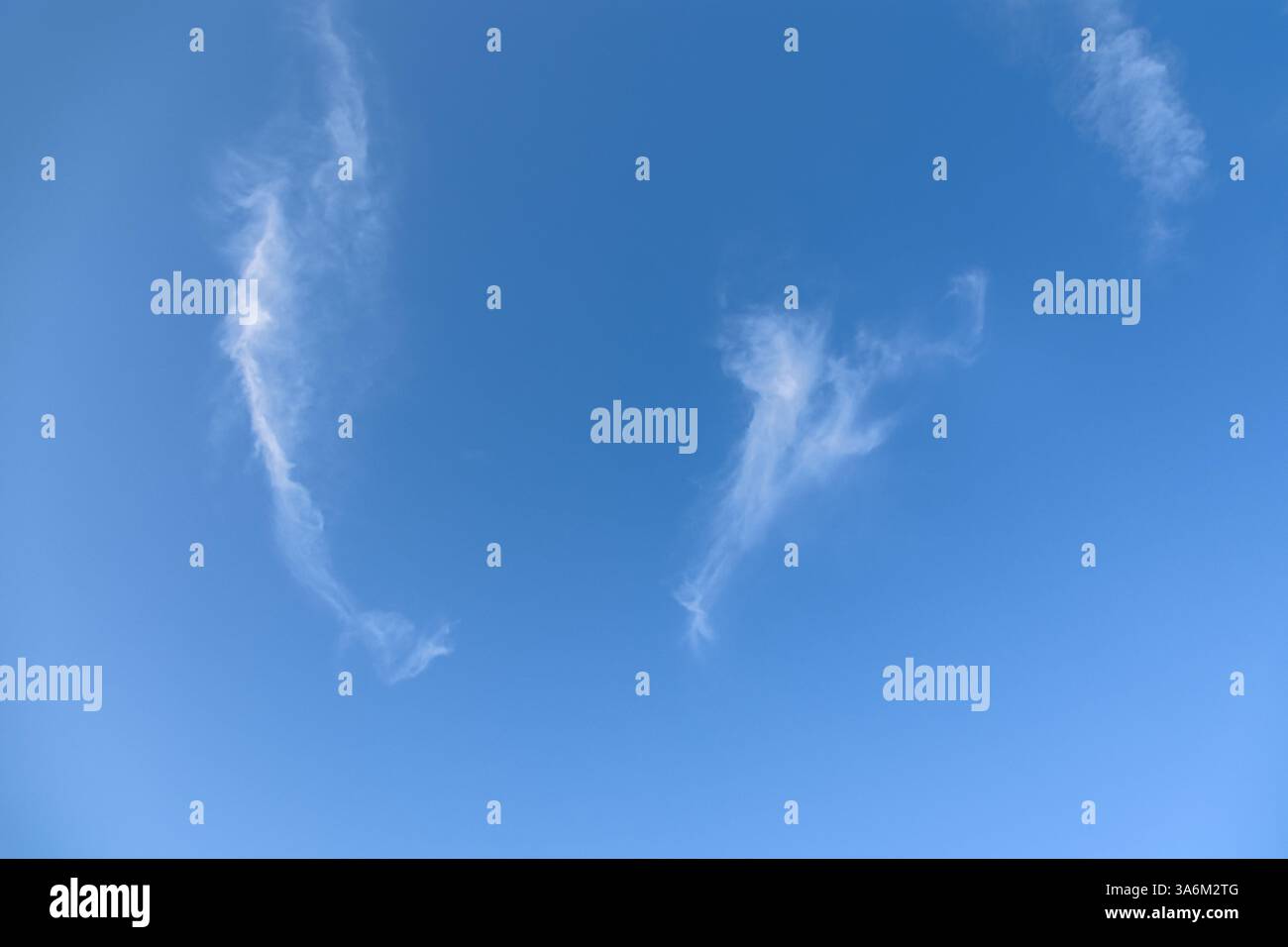 Il Cirrostrato nuvola nel cielo blu in un giorno d'estate Foto Stock
