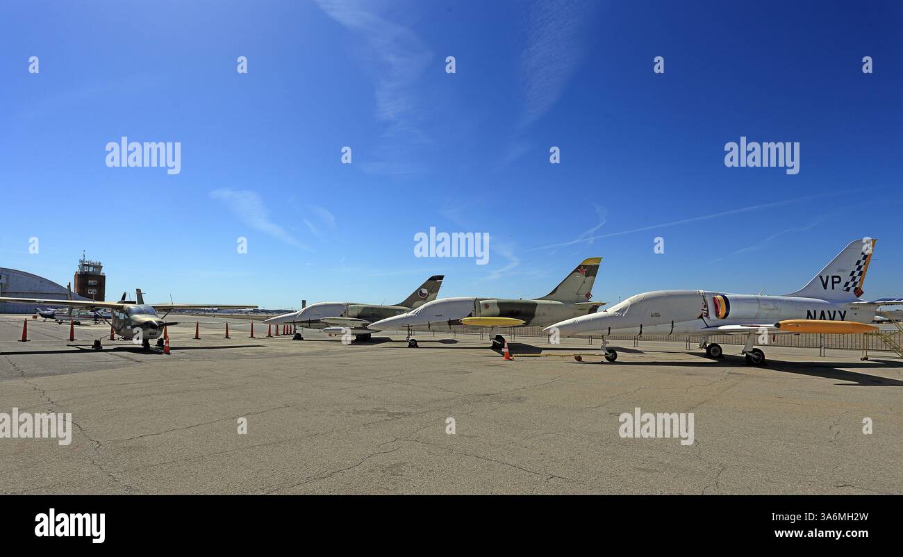 Repubblica Ceca Aero Vodochody Albatros L-39 jet trainers (destra), e Cessna o-2B Skyhawk (sinistra), American Air Power Museum, Republic Airport, Farming Foto Stock