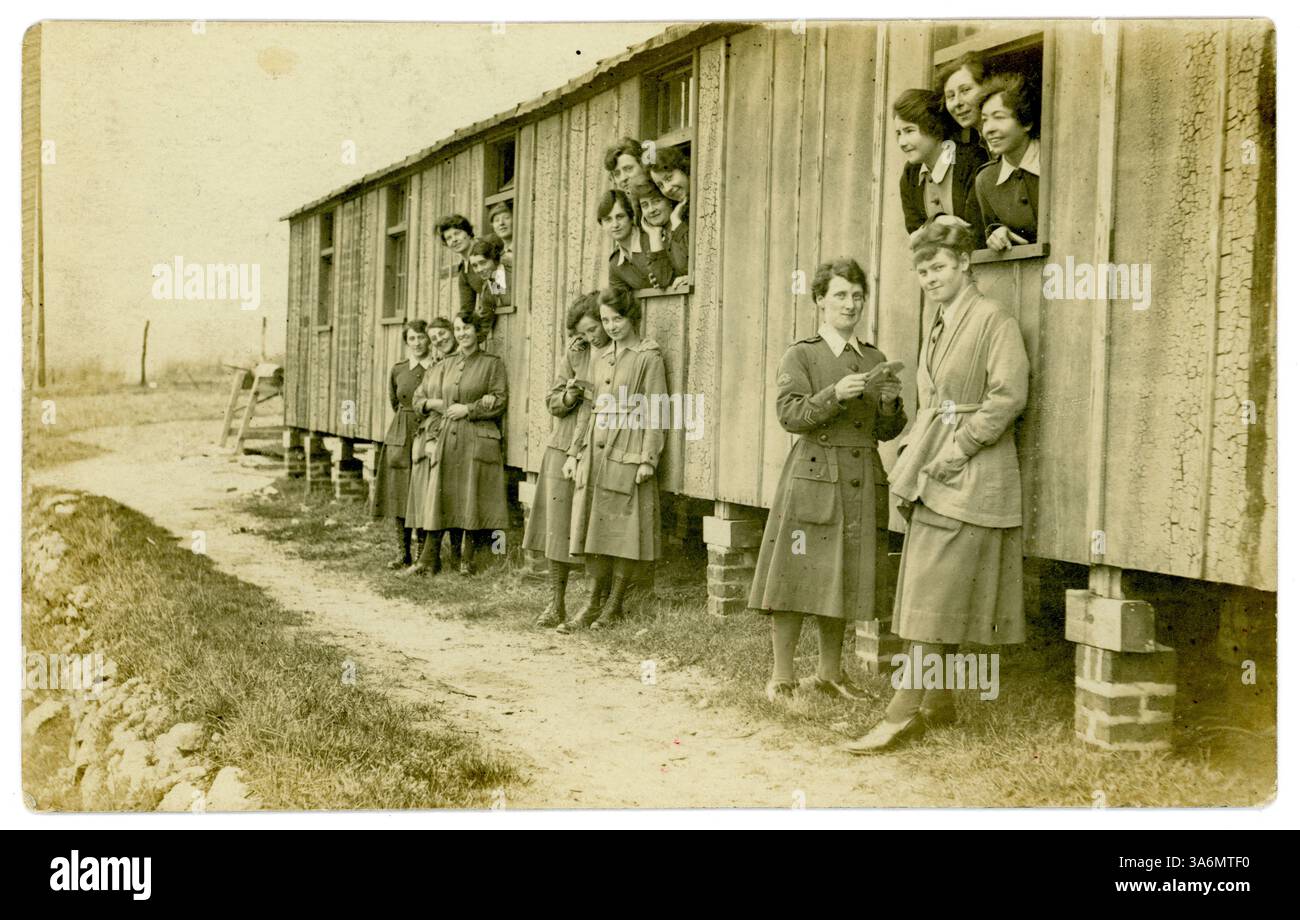 Cartolina originale dell'era WW1 di membri femminili del Women's Army Auxiliary Corps (WAAC), dall'album di un WAAC. Le donne in uniforme si rilassano, in piedi fuori dal loro alloggio. Alcuni sembrano leggere lettere. "Rifugio 22 campo, Etaples" è scritto sul retro. Etaples, Francia settentrionale, circa 1917 /1918. Foto Stock