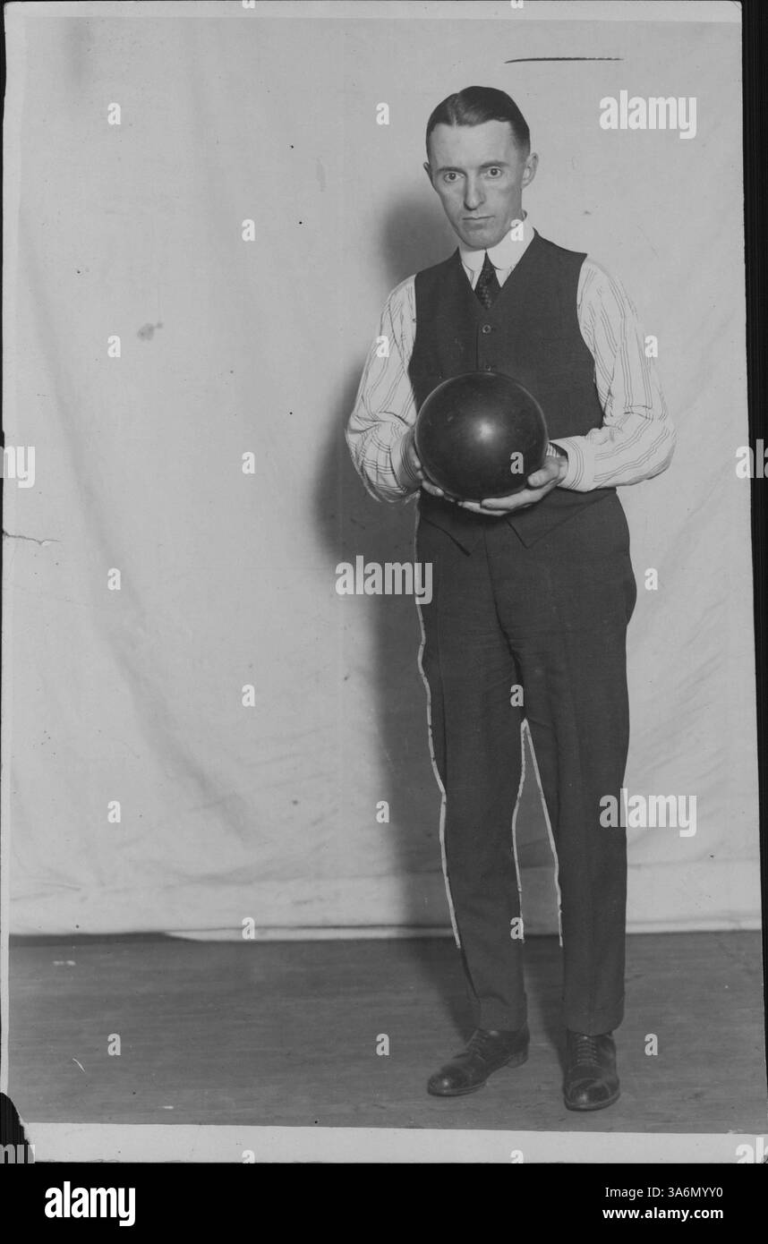 James A. Mitchell fu una figura significativa nella storia di Minneapolis, catturata in questa immagine. I suoi contributi allo sviluppo locale e il suo ruolo in vari impegni civici furono fondamentali per la crescita della città tra la fine del XIX secolo e l'inizio del XX secolo. Foto Stock