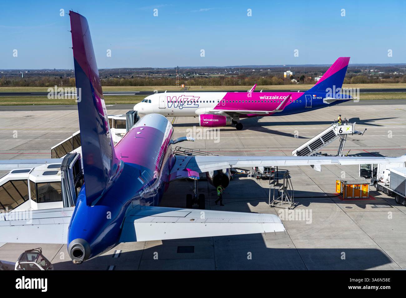 Aeroporto di Dortmund, Wizzair Airbus A320, sul piazzale, aeroporto regionale, numerosi collegamenti con l'Europa orientale, compagnia aerea low-cost ungherese, Foto Stock
