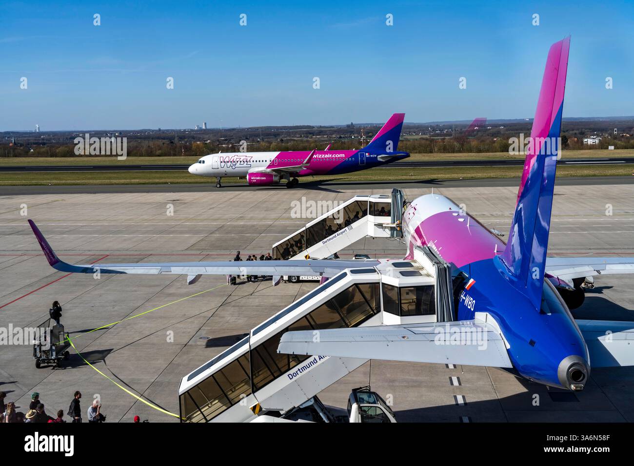 Aeroporto di Dortmund, Wizzair Airbus A320, sul piazzale, aeroporto regionale, numerosi collegamenti con l'Europa orientale, compagnia aerea low-cost ungherese, Foto Stock