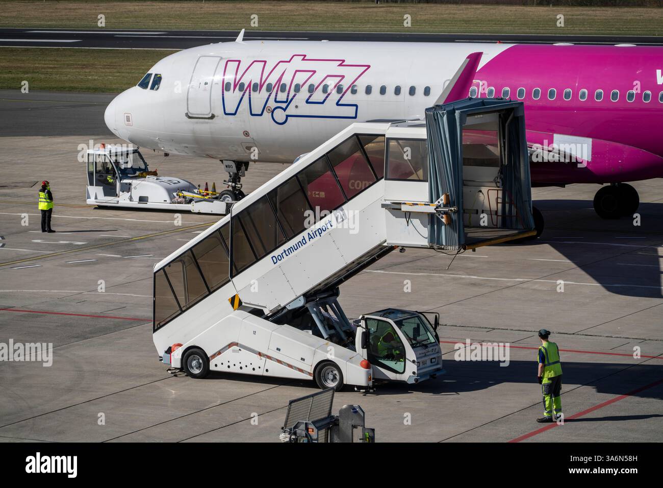 Aeroporto di Dortmund, Wizzair Airbus A320, sul piazzale, aeroporto regionale, numerosi collegamenti con l'Europa orientale, compagnia aerea low-cost ungherese, Foto Stock