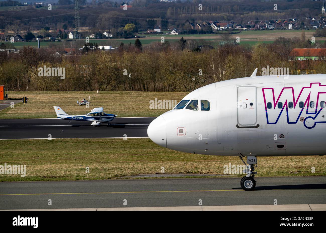Aeroporto di Dortmund, Wizzair Airbus A320, sulla strada di rullaggio, sulla strada per il decollo, Cessna 172 decollo, aeroporto regionale, molti collegamenti con l'UE orientale Foto Stock