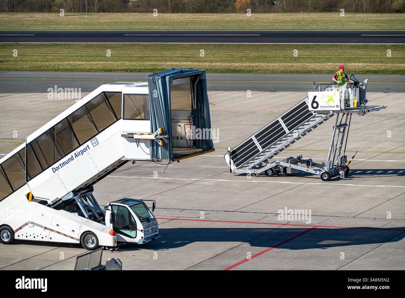Aeroporto di Dortmund, DTM, grembiule, di fronte al terminal, pista, scale mobili per passeggeri attendono il prossimo aereo, Renania settentrionale-Vestfalia, Germania, Foto Stock