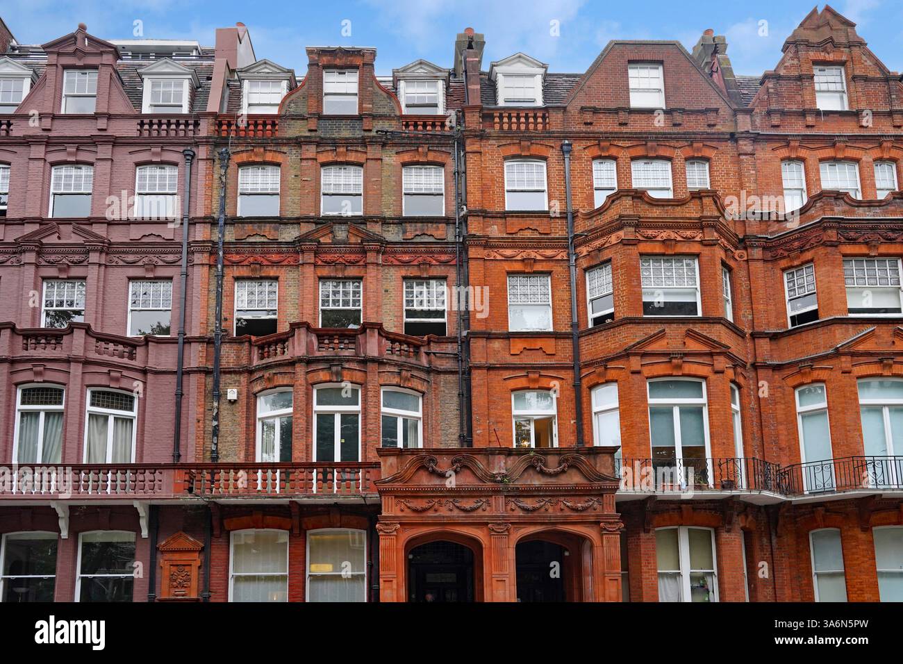 Vecchi edifici residenziali nel centro di Londra con disegni in mattoni ornati Foto Stock