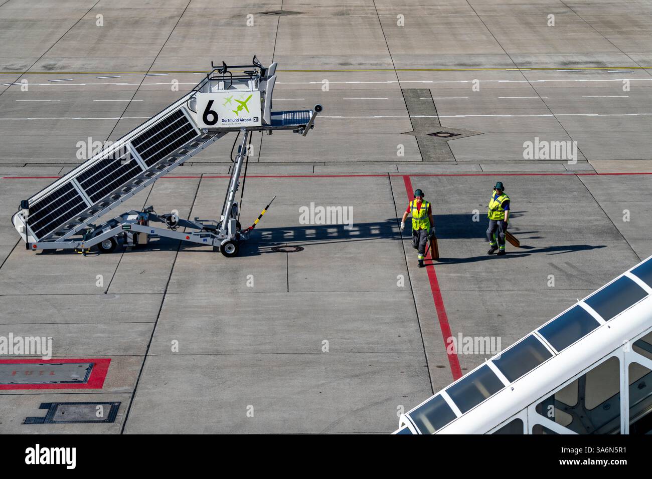 Aeroporto di Dortmund, DTM, grembiule, di fronte al terminal, pista, scale mobili per passeggeri attendono il prossimo aereo, Renania settentrionale-Vestfalia, Germania, Foto Stock