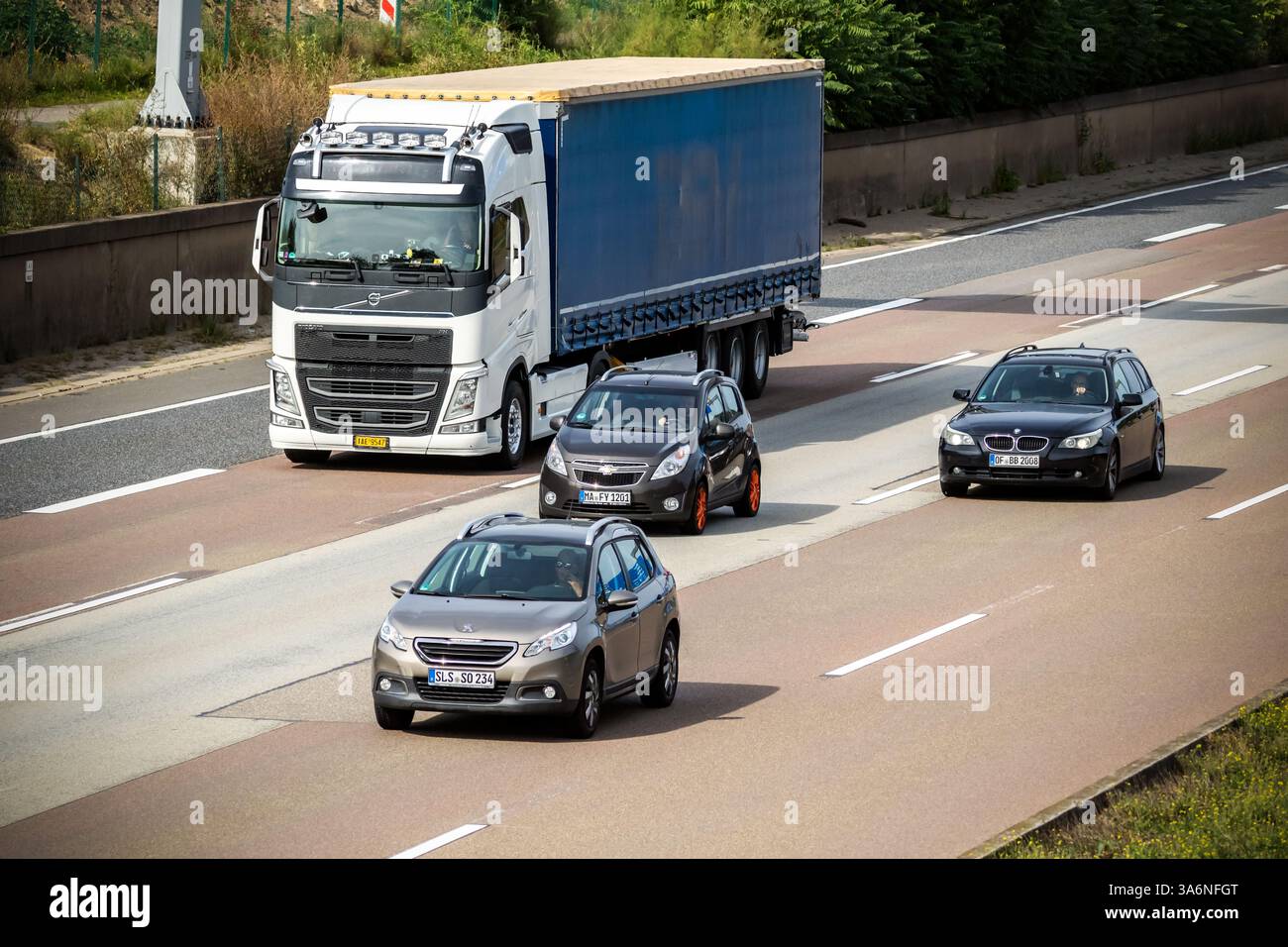 Traffico sull'autostrada tedesca. 5 (Bundesautobahn 5). Le autobahn tedesche non hanno un limite di velocità generale e si classificano come il quinto sistema autostradale più lungo. Francoforte, Foto Stock