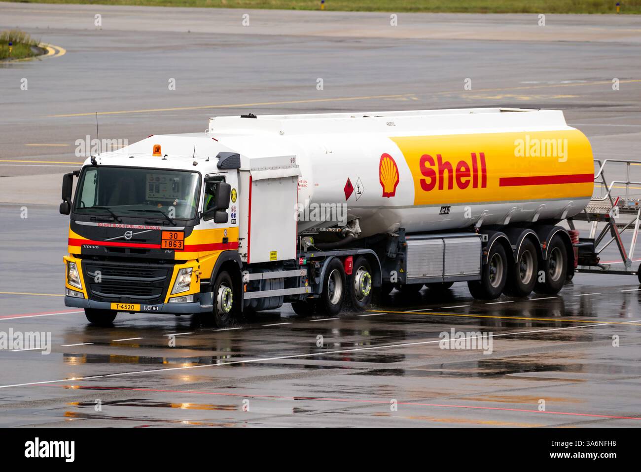 Volvo FUEL Truck Shell veicolo di rifornimento di cherosina che guida sul piazzale dell'aeroporto di Eindhoven. Paesi Bassi - 10 settembre 2021 Foto Stock