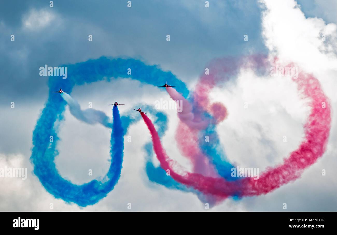 RAF Red Arrows Aerobatic team dimostrativo che si esibisce al Sanicole Airshow durante il tramonto. Belgio. Settembre 10, 2021 Foto Stock