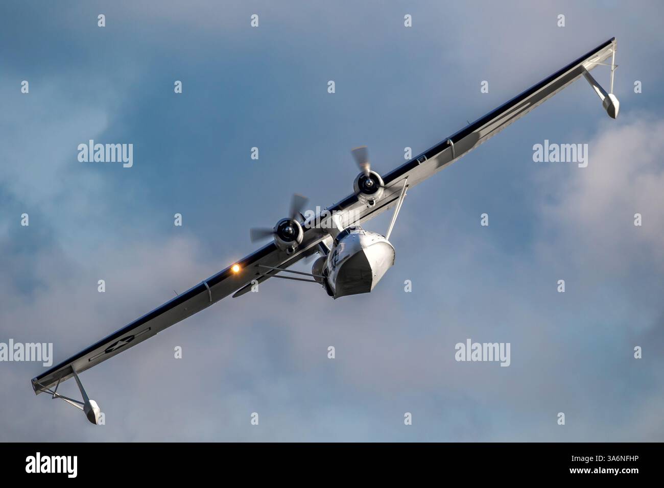 PBY-5A Canso Catalina aerei anfibi consolidati che sorvolano l'aeroporto di Sanicole al tramonto. Belgio. 10 settembre 2021 Foto Stock
