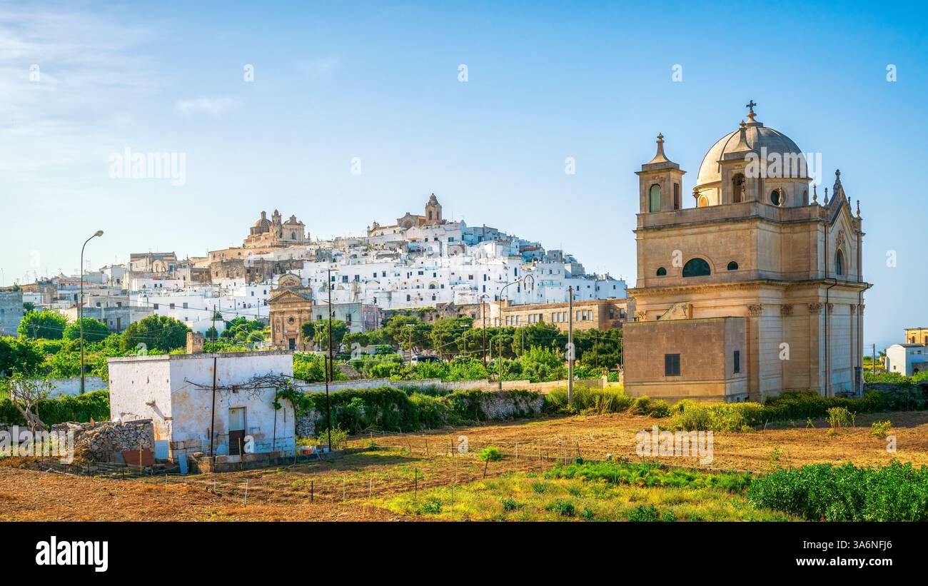Ostuni città bianca skyline e Madonna della grata chiesa, Brindisi, Puglia Italia meridionale. L'Europa. Foto Stock