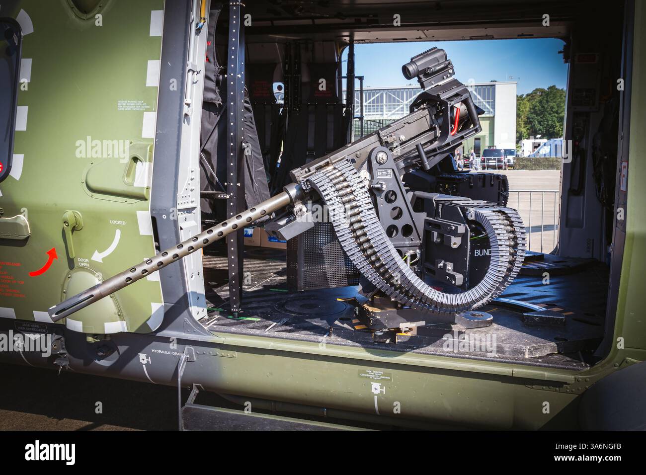 Elicottero NH90 dell'esercito tedesco con mitragliatrice pesante m2 Browning. Fassberg, Germania - 8 giugno 2024 Foto Stock