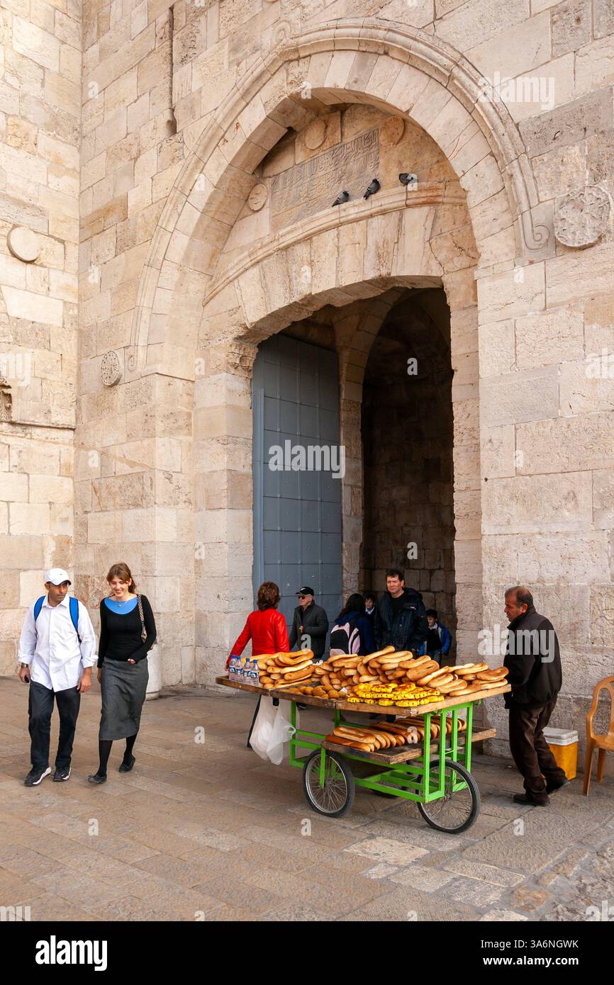 Venditore di pane presso la porta di Jaffa, nelle storiche mura della città Vecchia. Gerusalemme, Israele - 24 gennaio 2011 Foto Stock
