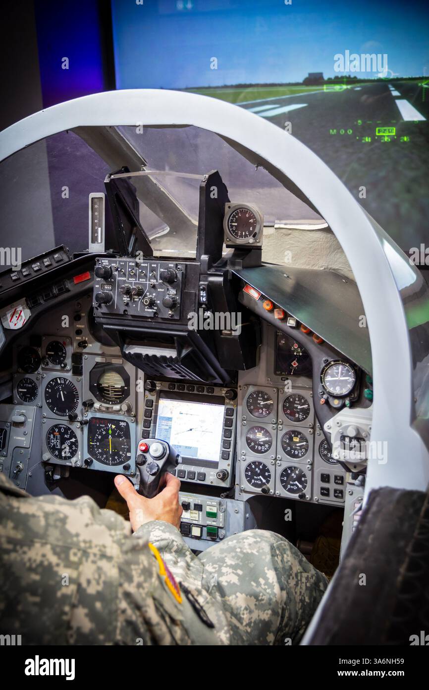 Il soldato AMERICANO riceve istruzioni in un simulatore di jet militare all'International Aerospace Exhibition ILA. Berlino, Germania - 21 maggio 2014 Foto Stock