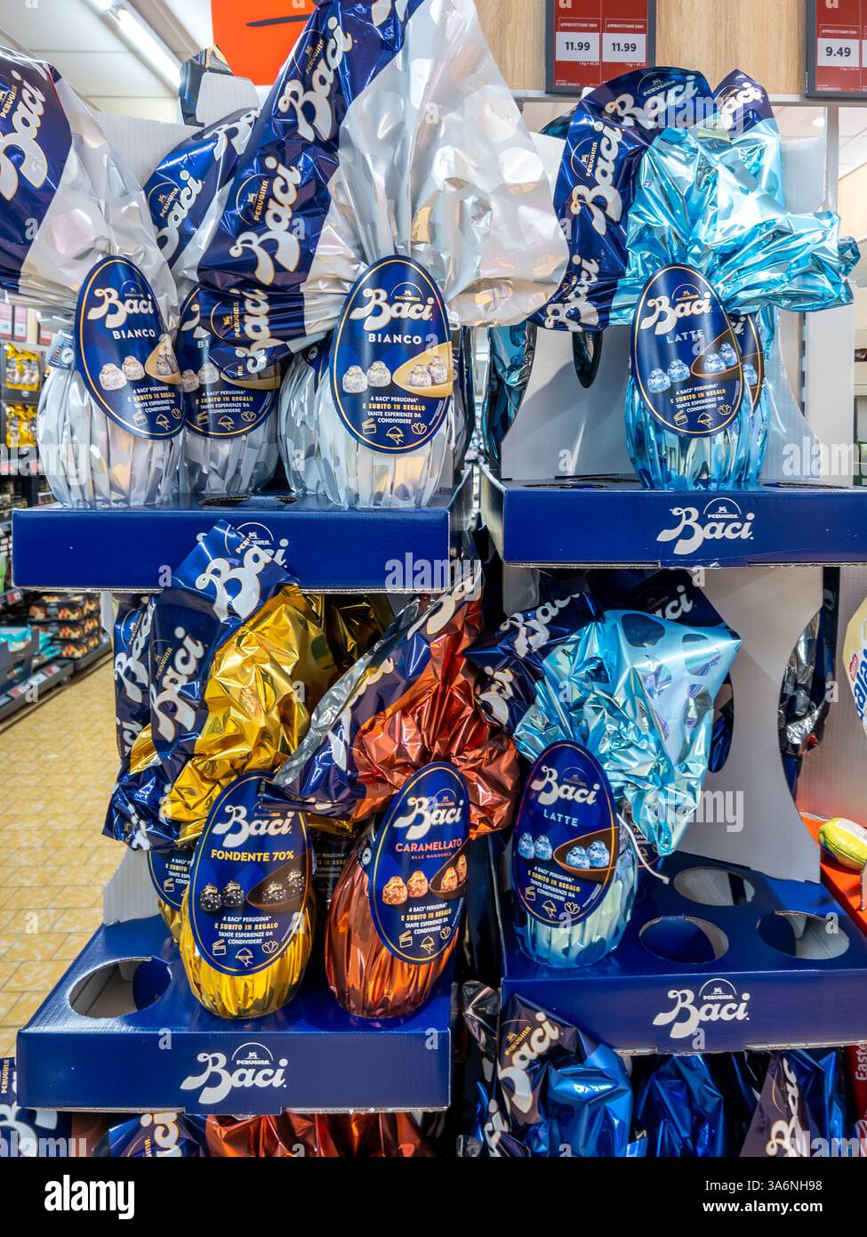 Italia - 25 marzo 2025: Uovo di Pasqua Perugina Baci - uova di Pasqua al cioccolato Baci Perugina in vendita al supermercato italiano Foto Stock