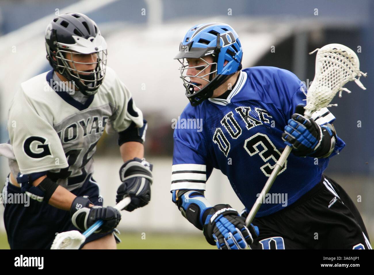 Duke e Georgetown giocatori in azione durante una partita di lacrosse della Division I. Solo per uso editoriale. Uso commerciale vietato. Foto Stock